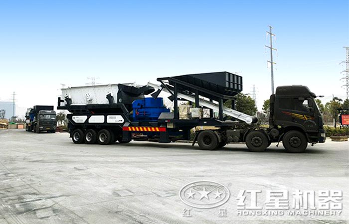 石頭移動(dòng)制砂機(jī)，車頭拉著，移動(dòng)行走，邊走邊碎